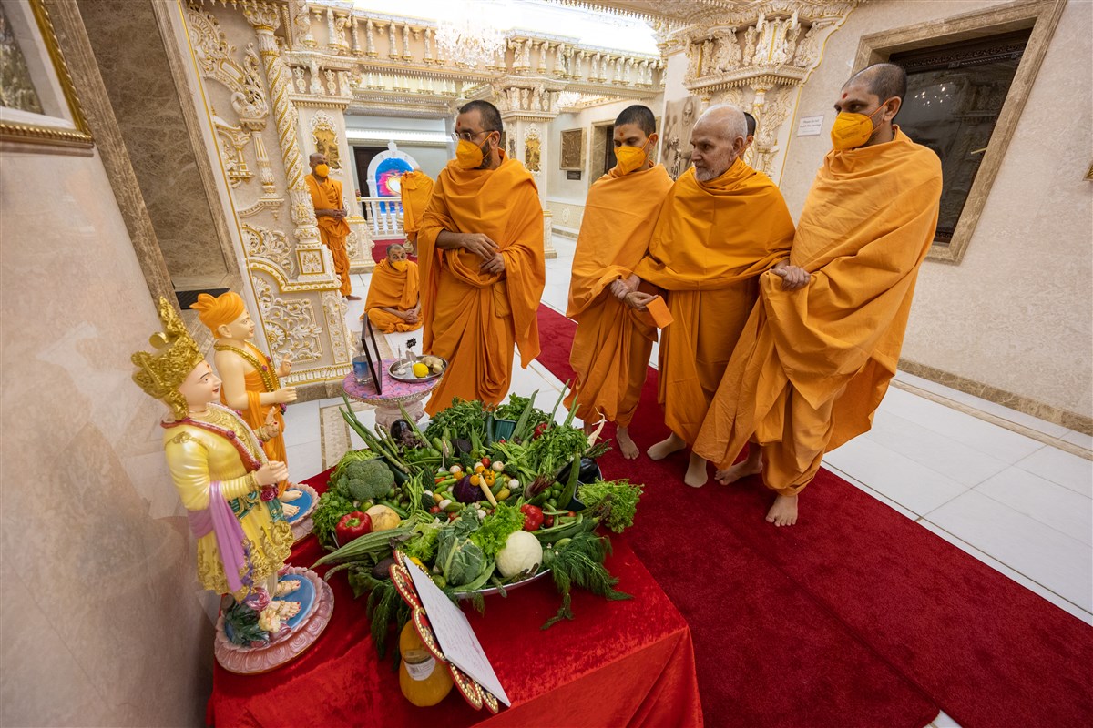 Swamishri observes a devotional offering from the mahilas