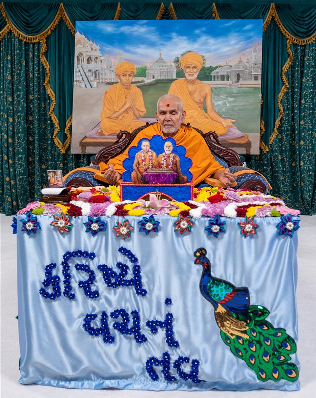 Swamishri engrossed in meditation in his puja
