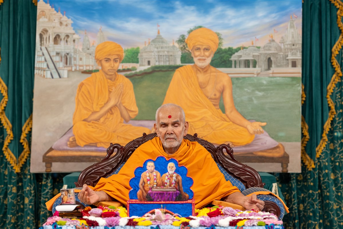 Swamishri engrossed in meditation in his puja