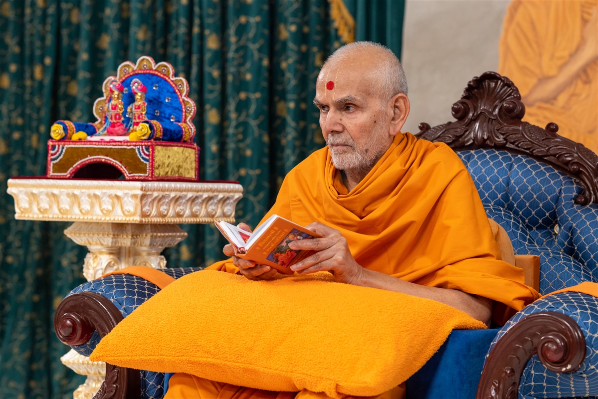 Swamishri listens to the child's recital of the daily prayer