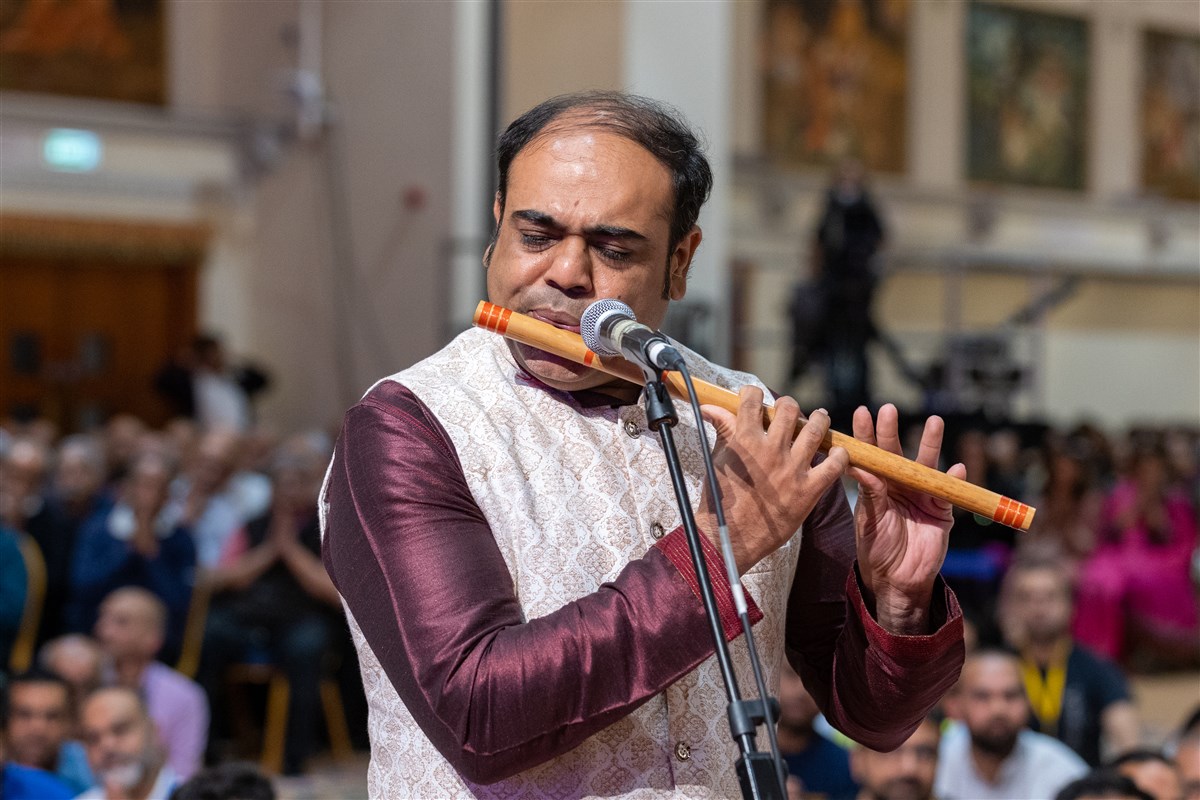 Acclaimed flautist Robin Christian performs in Swamishri's puja