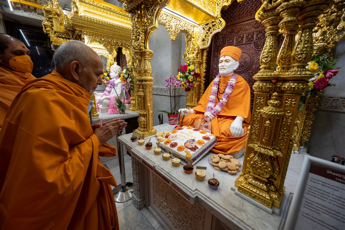 Param Pujya Mahant Swami Maharaj engrossed in the darshan of Shastriji Maharaj