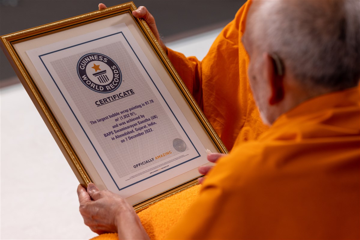 The certificate acknowledges the largest bubble wrap painting in the world, produced in tribute to Pramukh Swami Maharaj on the occasion of his centennial birth anniversary celebrations in India