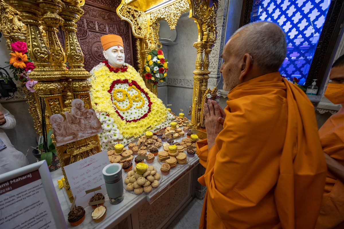 Swamishri engrossed in the darshan of Pramukh Swami Maharaj, on the morning of the 73rd anniversary of his appointment by Shastriji Maharaj as the 'Pramukh' of BAPS Swaminarayan Sanstha