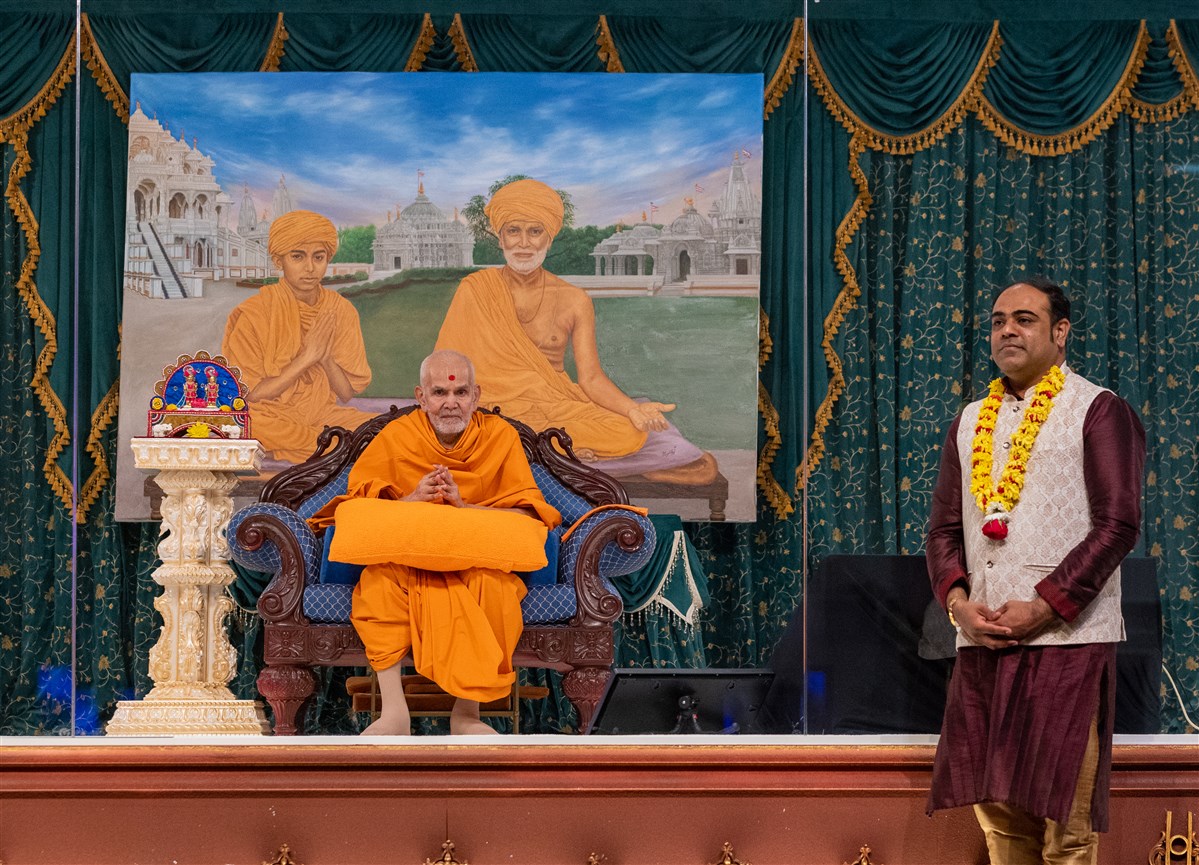 Flautist Robin Christian receives Swamishri's blessings