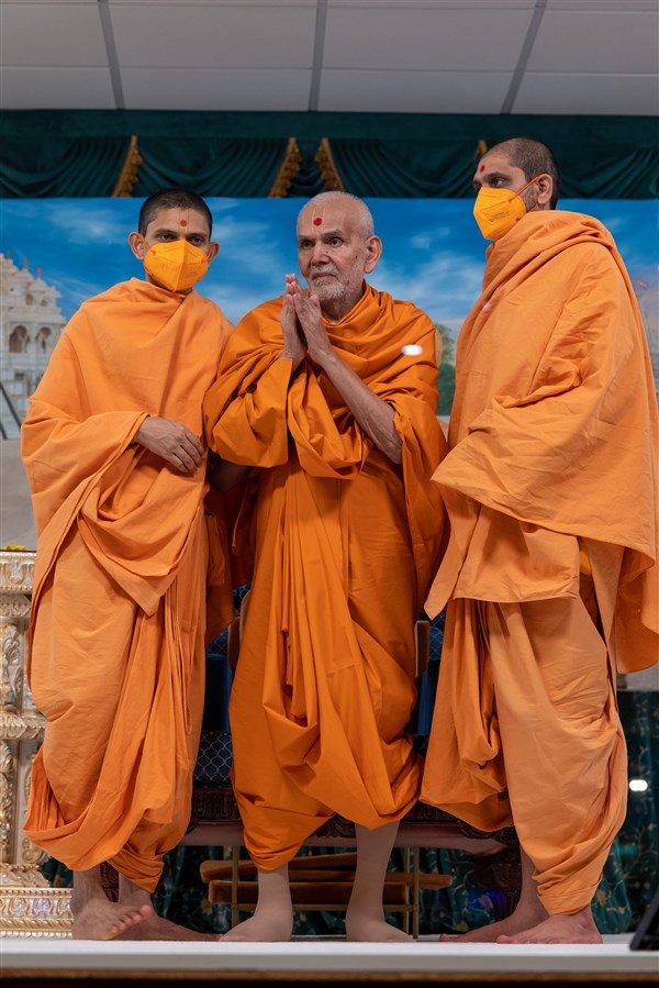 Swamishri departs from the morning assembly with folded hands