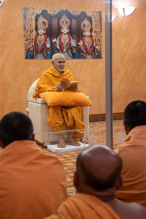 Swamishri discourses to the swamis and sadhaks on the teachings of Pramukh Swami Maharaj