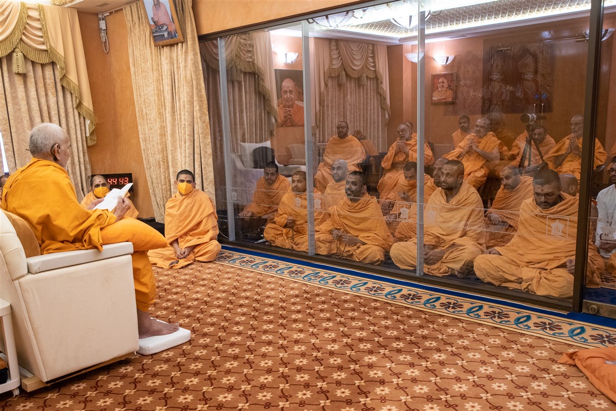 Swamishri addressing the swamis and sadhaks during the afternoon assembly