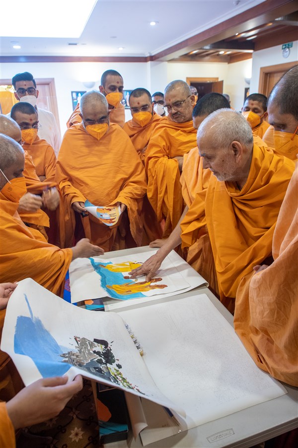 Swamishri blesses new gift items on offer from the <a href="https://msm.neasdentemple.org/gift-shop/" target="blank" style="text-decoration:underline; color:blue;" >Gift Shop</a>