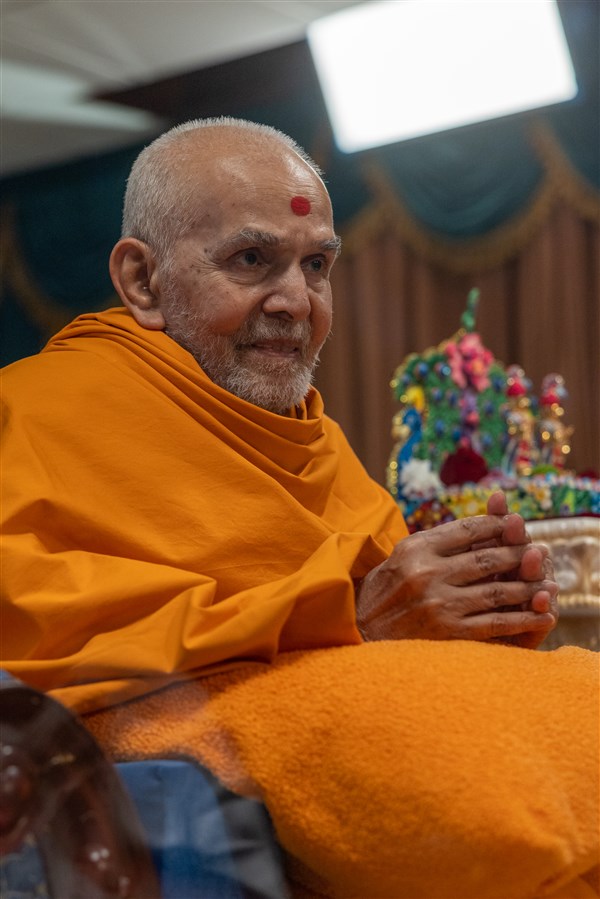 Swamishri presiding over the evening assembly