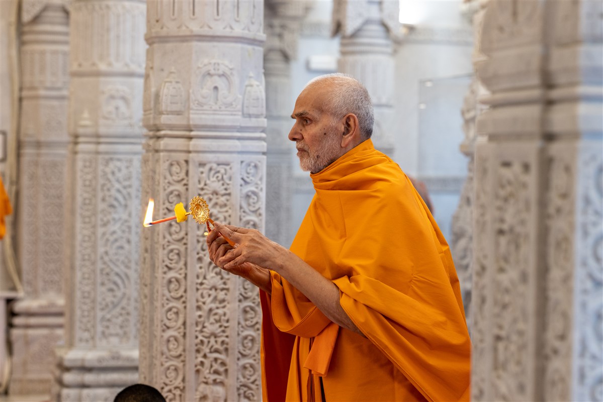 Swamishri engrossed in performing the arti 
