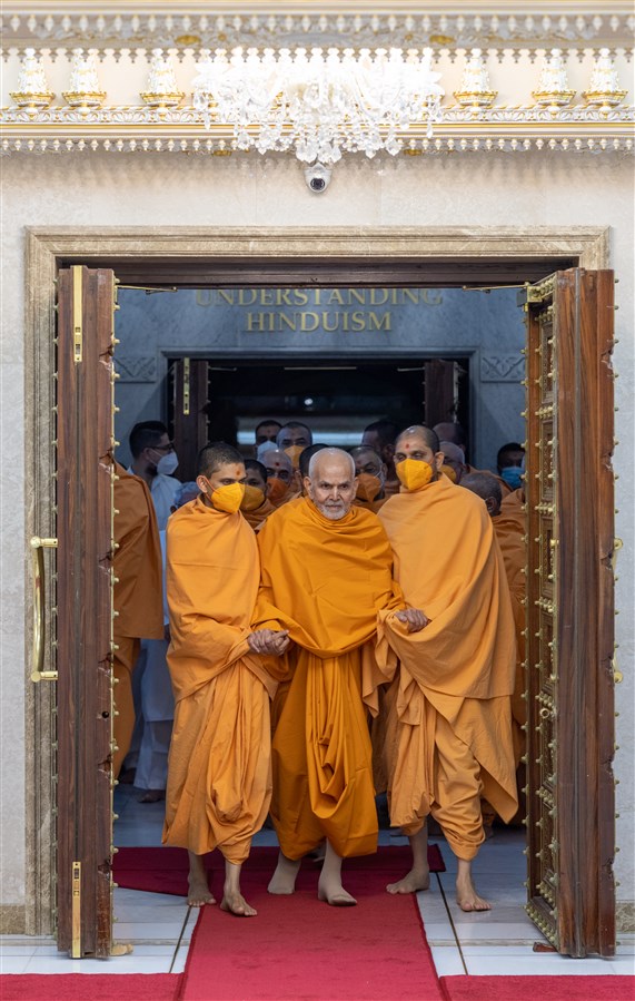 Swamishri arrives in the abhishek mandap