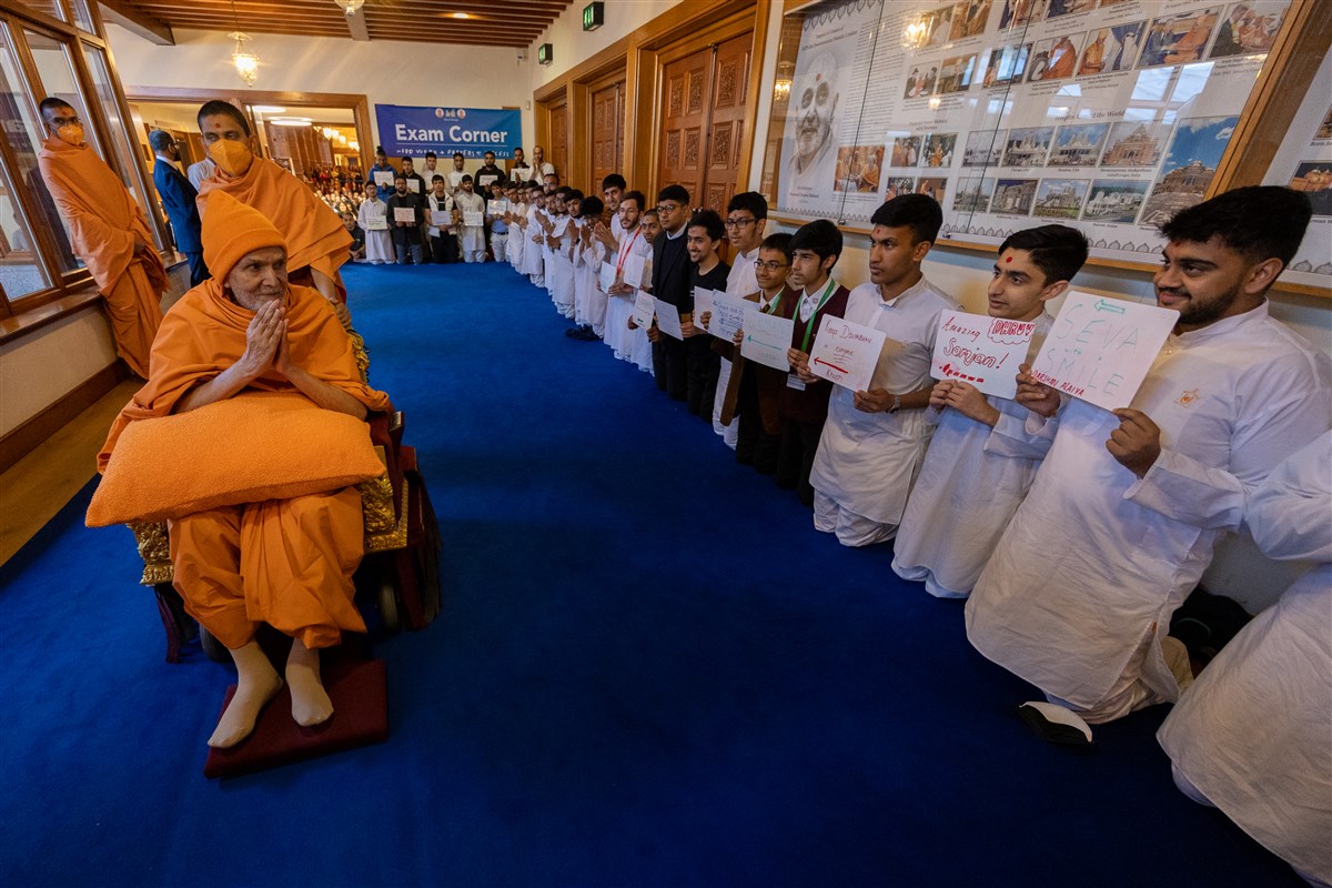 Swamishri blesses youths who are engaged in guna-grahan