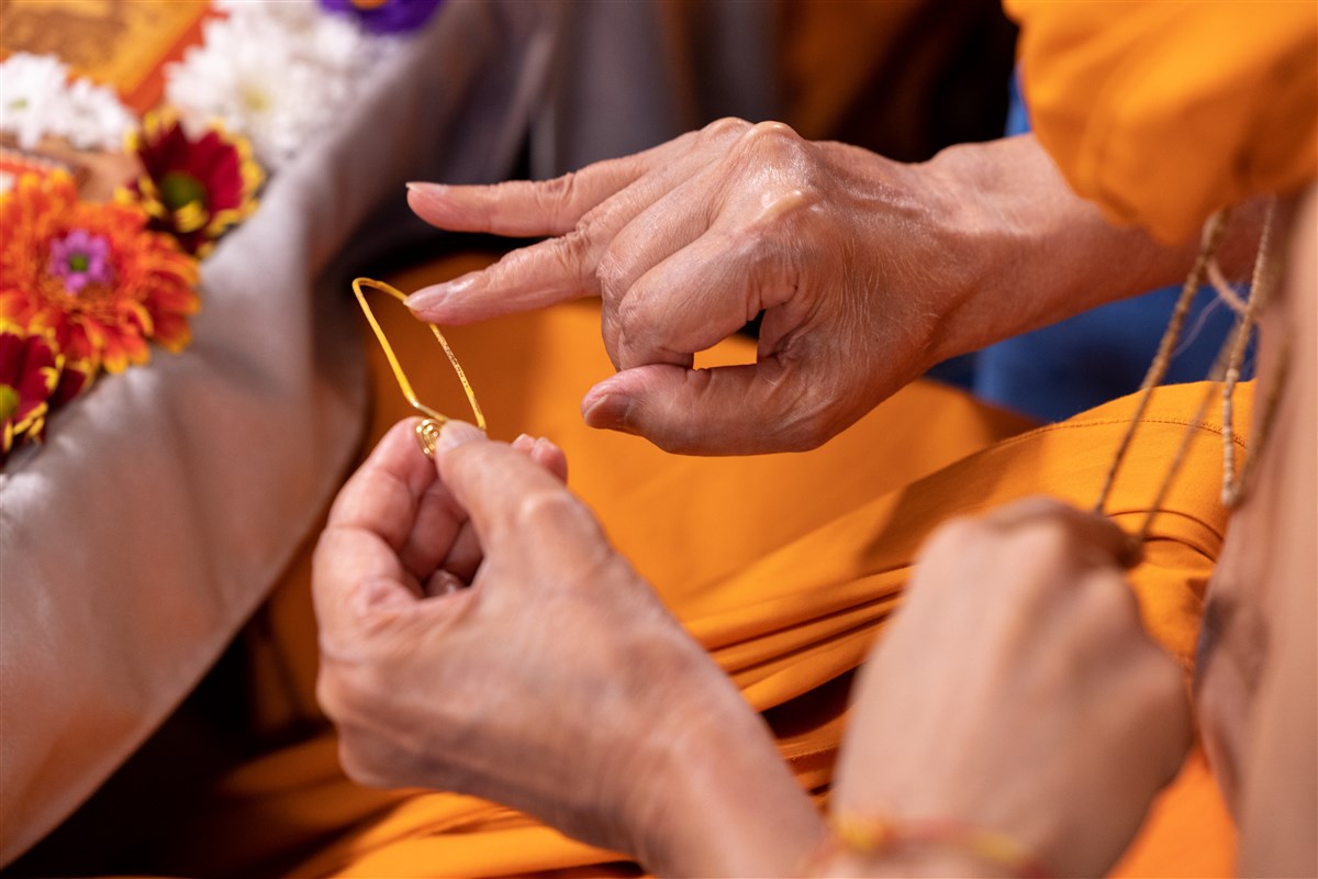 Swamishri applies sandalwood paste on the tilakyu