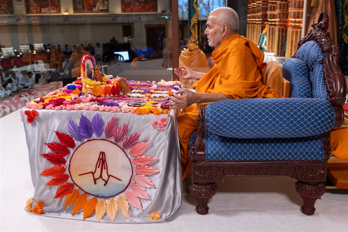 Swamishri meditating in his puja