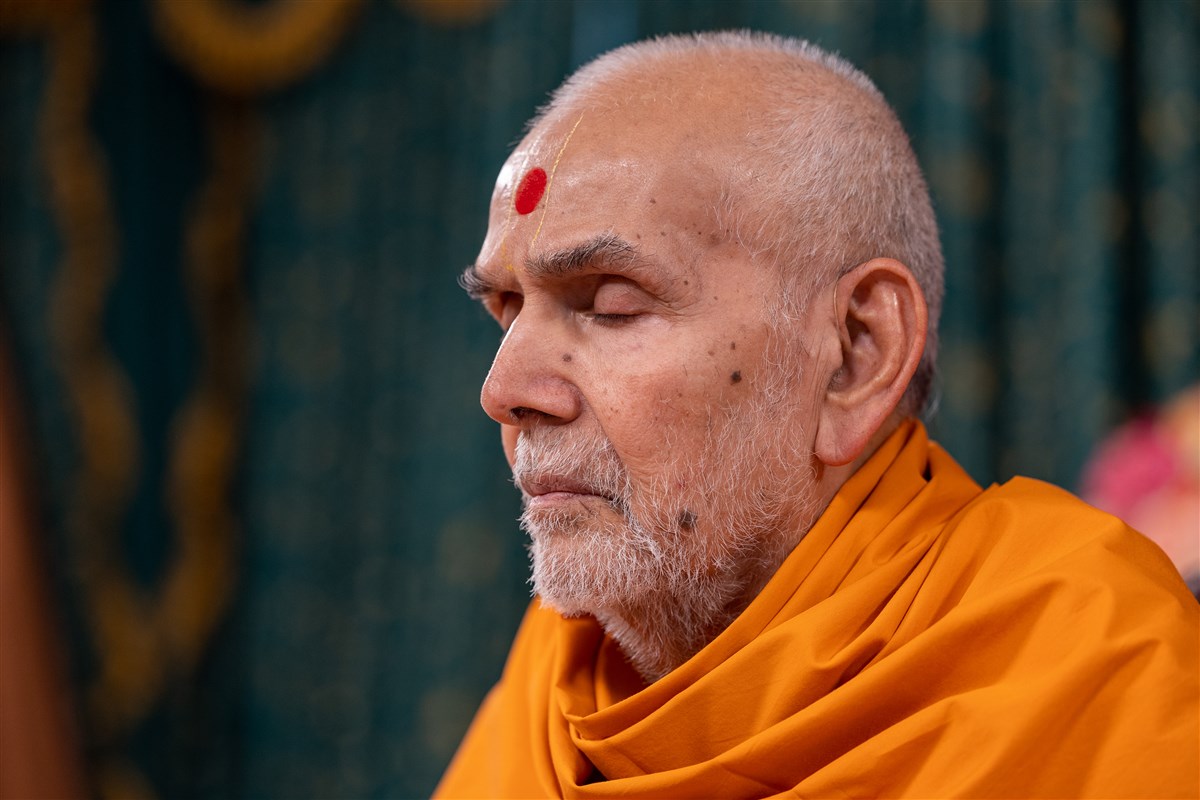 Swamishri engrossed in meditation