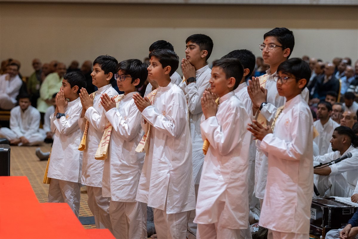 The children receive Swamishri's blessings