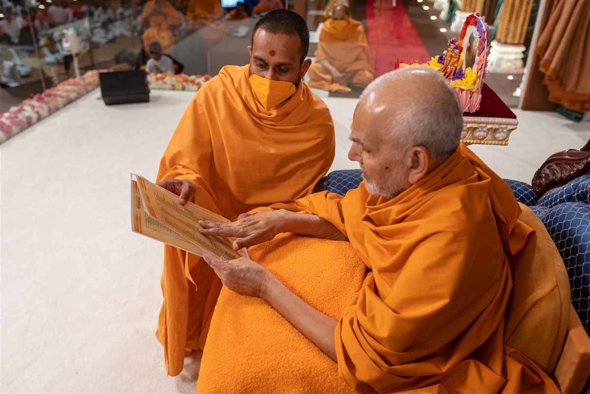 Swamishri blesses the names of devotees who memorised the entire Satsang Diksha