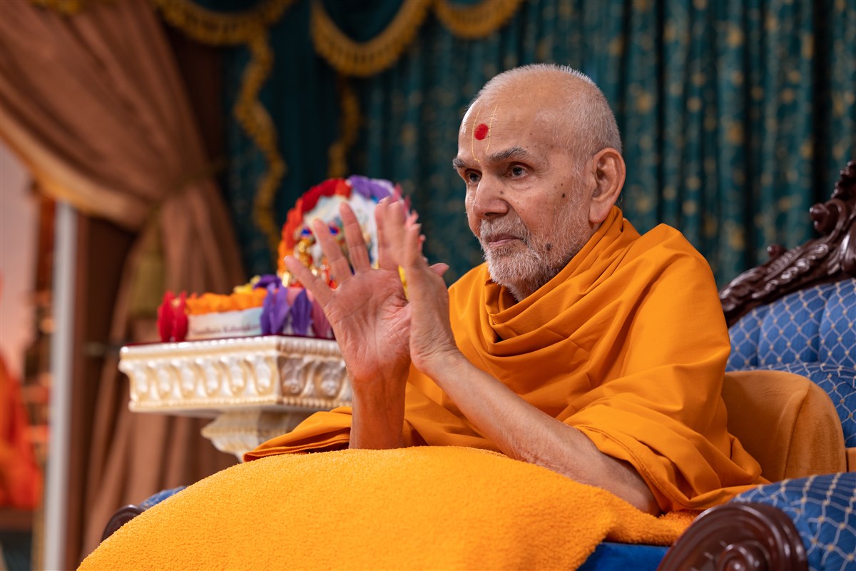 Swamishri blesses the devotees who memorised the Satsang Diksha