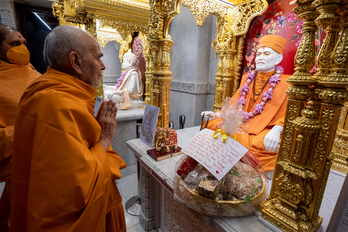 Param Pujya Mahant Swami Maharaj engrossed in the darshan of Shastriji Maharaj