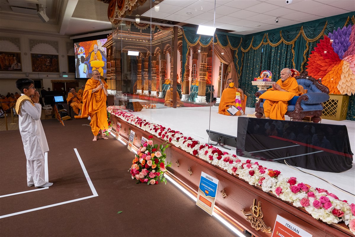 Bhadreshdas Swami introduces Maharshi Shah of Coventry, UK, who has memorised the Sahajanand Namavali, Satsang Diksha and Swaminarayan-Siddhanta-Sudha karikas