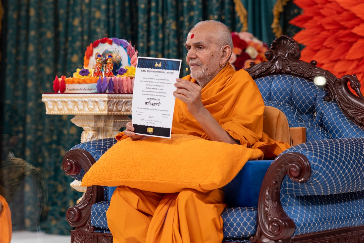 Swamishri presents a 'Karika-Jayi' certificate to Maharshi for memorising all 565 karikas of the Swaminarayan-Siddhanta-Sudha
