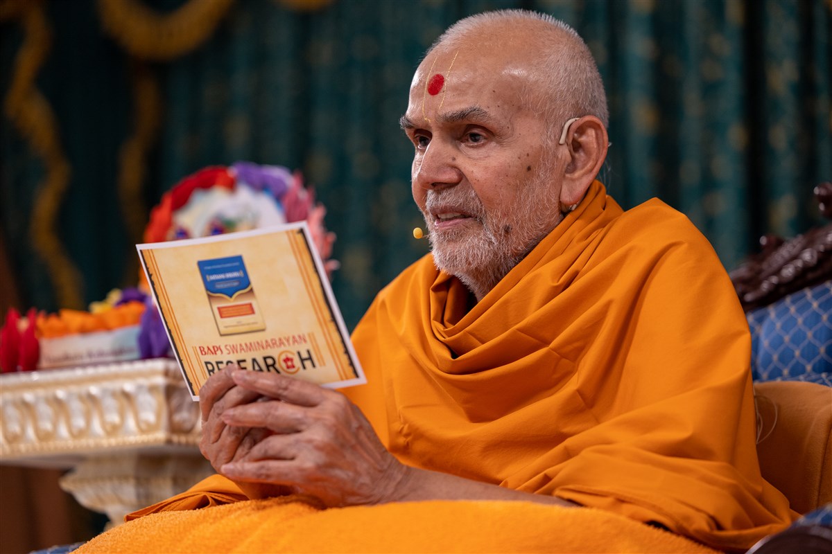 Swamishri explains the Satsang Diksha as the quintessence of Akshar-Purushottam Darshan