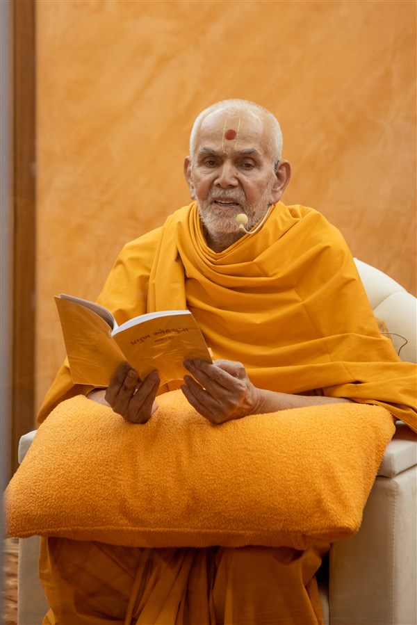 Swamishri discourses during the afternoon assembly
