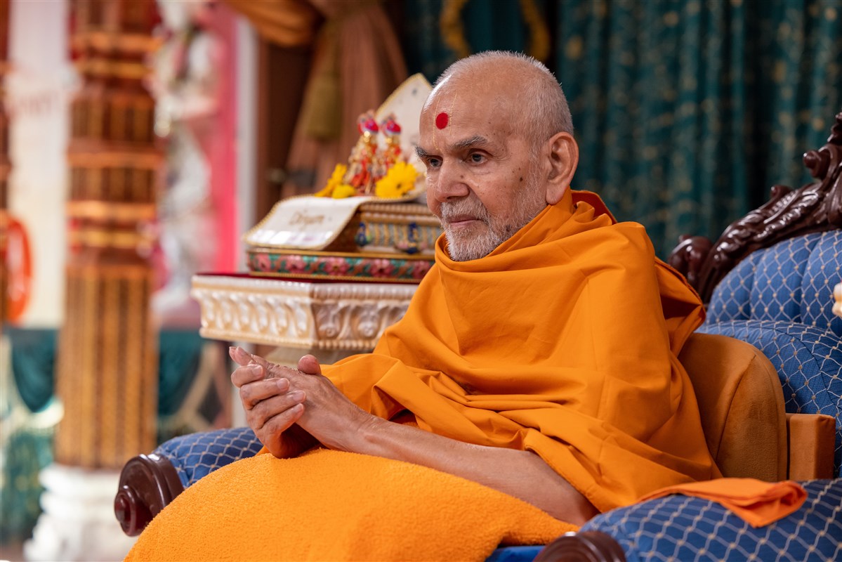 Swamishri listens attentively to the guest speeches