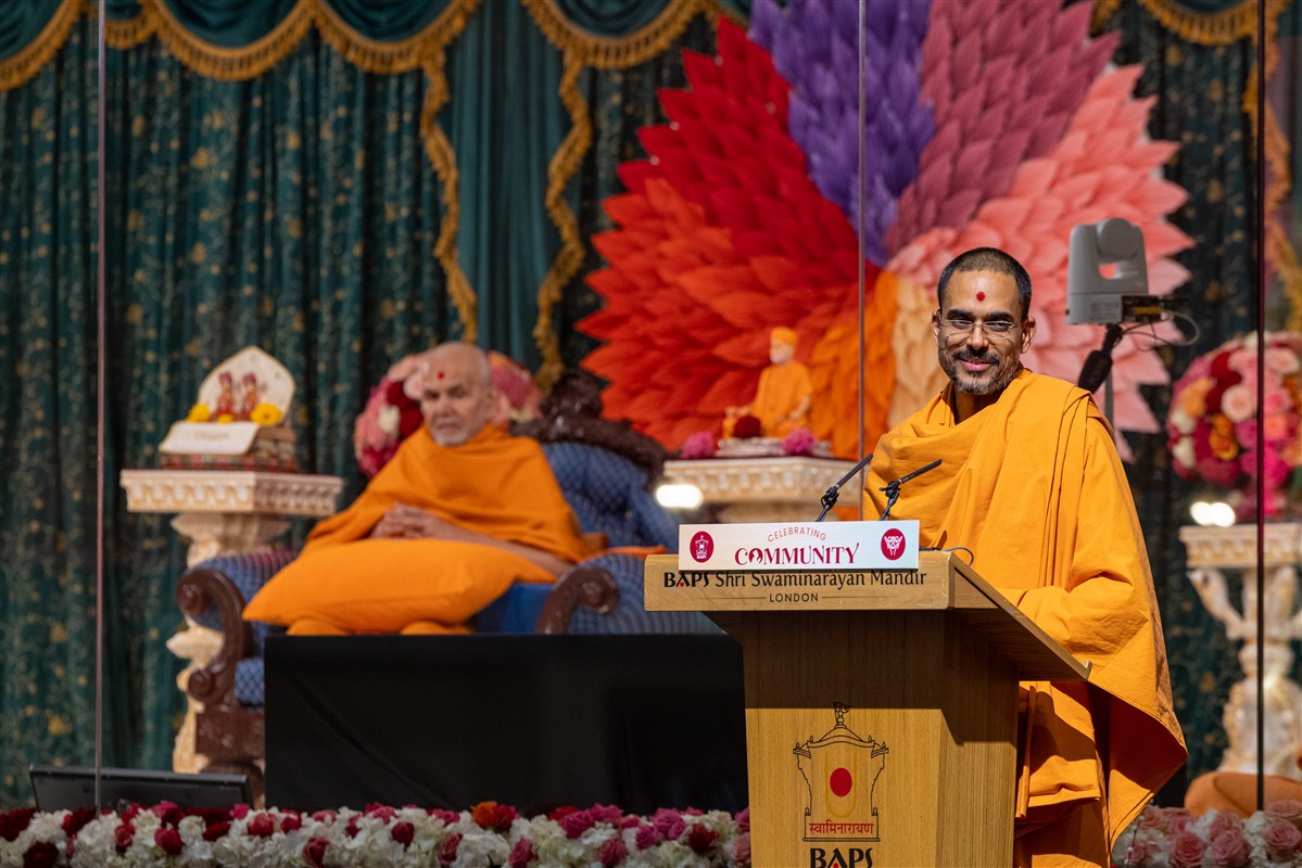 Paramtattvadas Swami introduces Swamishri to the assembly of distinguished guests and well-wishers