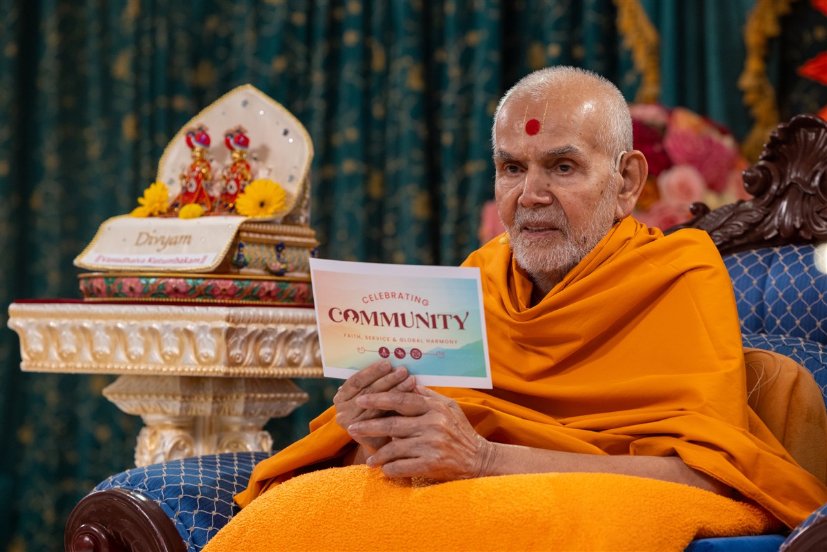 Swamishri blesses the gathering with his vision of spiritually grounded personal peace and global harmony