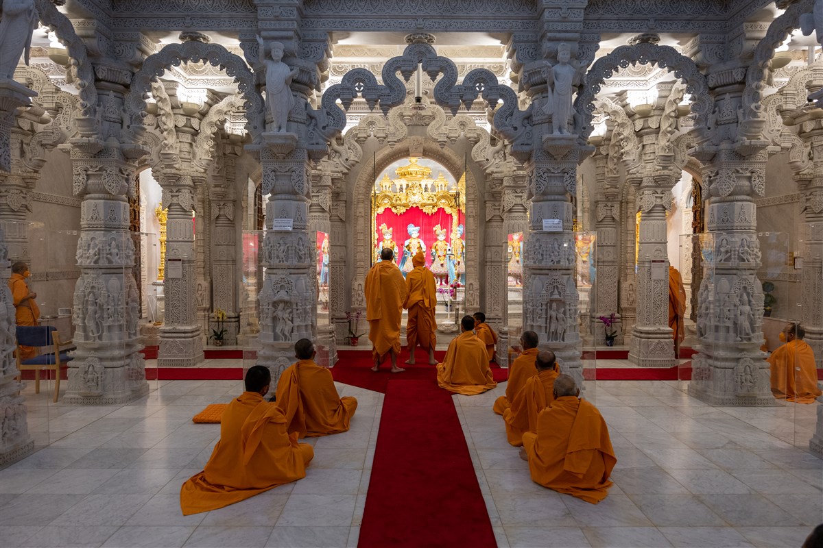 Swamishri performing the arti