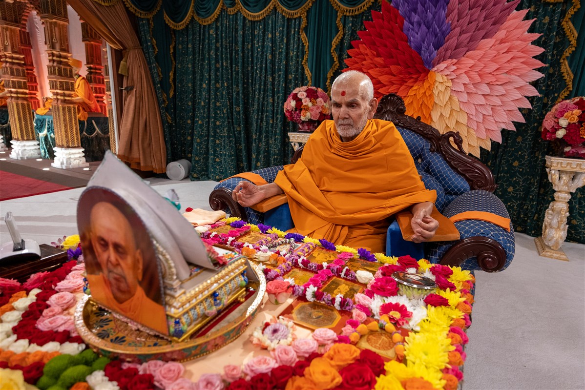 Swamishri commences his morning puja