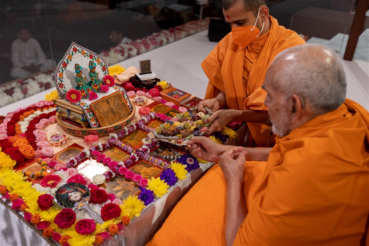 Swamishri offering thal to the murtis
