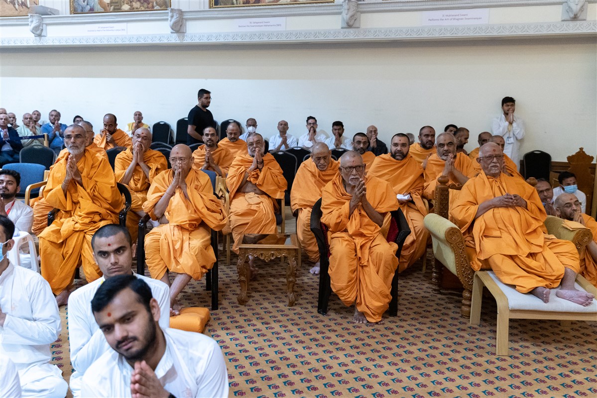 Sadguru swamis and other swamis respond with folded hands