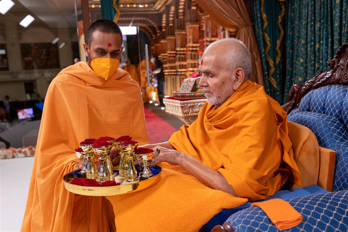 Swamishri blesses prizes for the top-scorers in the latest set of Satsang Examinations