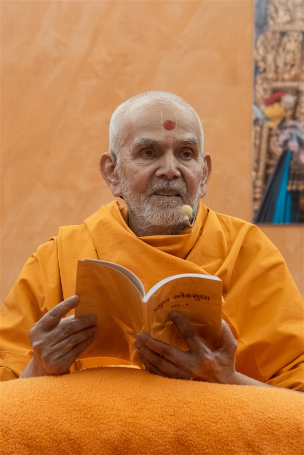Swamishri discourses in the afternoon assembly