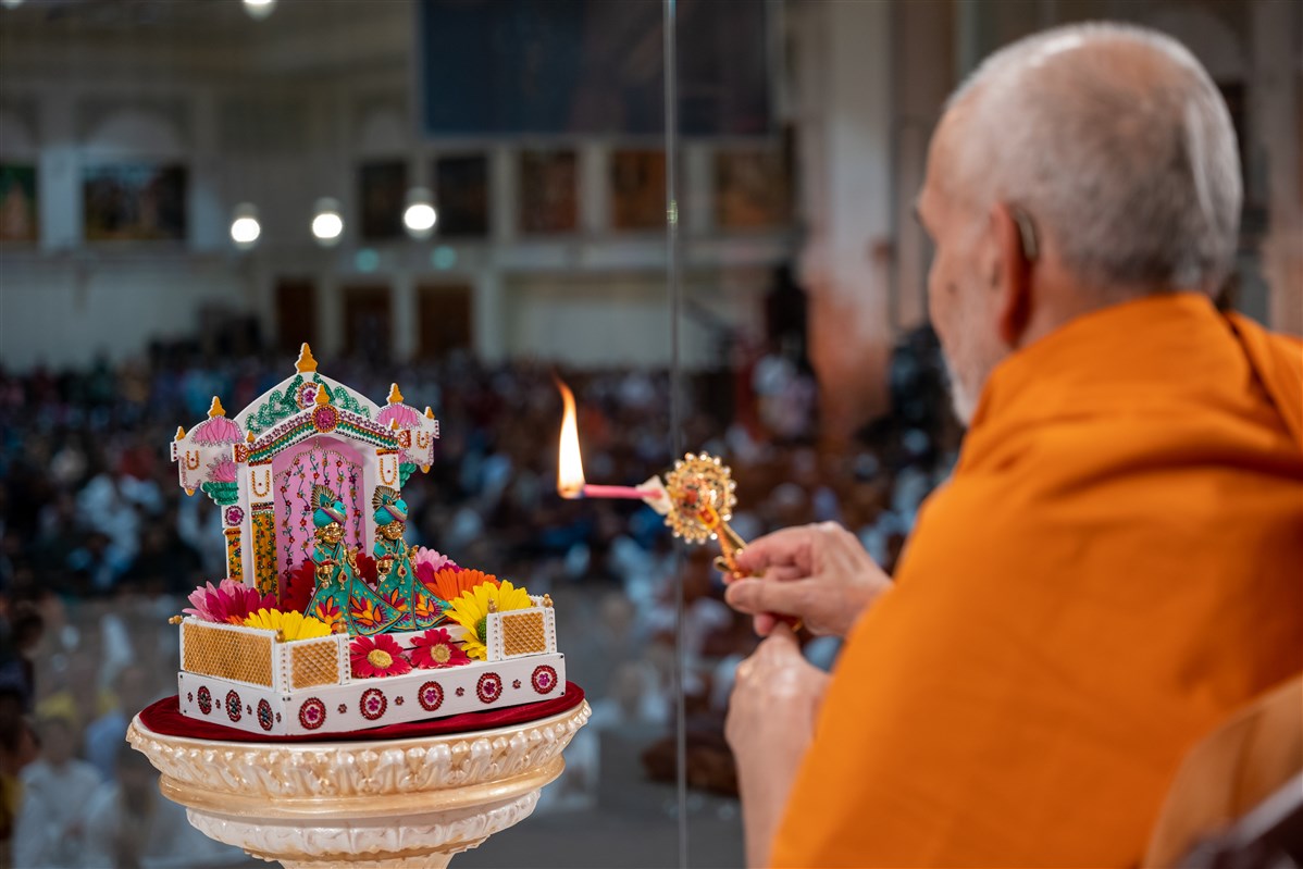 Swamishri performs the evening arti of Shri Harikrishna Maharaj and Shri Gunatitanand Swami Maharaj