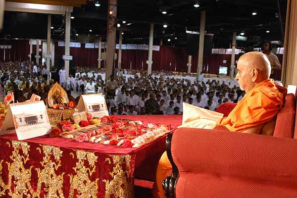 Swamishri doing mala while chanting 'Swaminarayan'