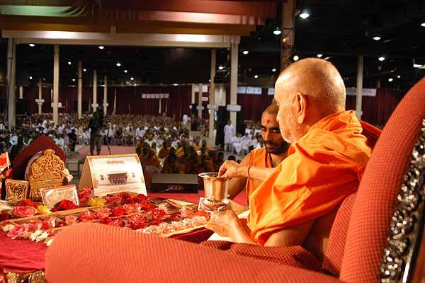 Devotees do darshan as Swamishri performs his pooja 