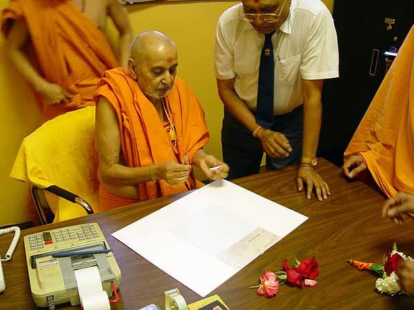 Swamishri visits Edison Mandir accounting office 