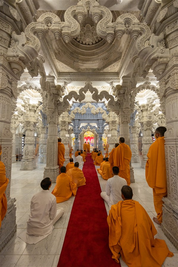 Swamis and sadhaks do darshan of Swamishri performing the morning arti