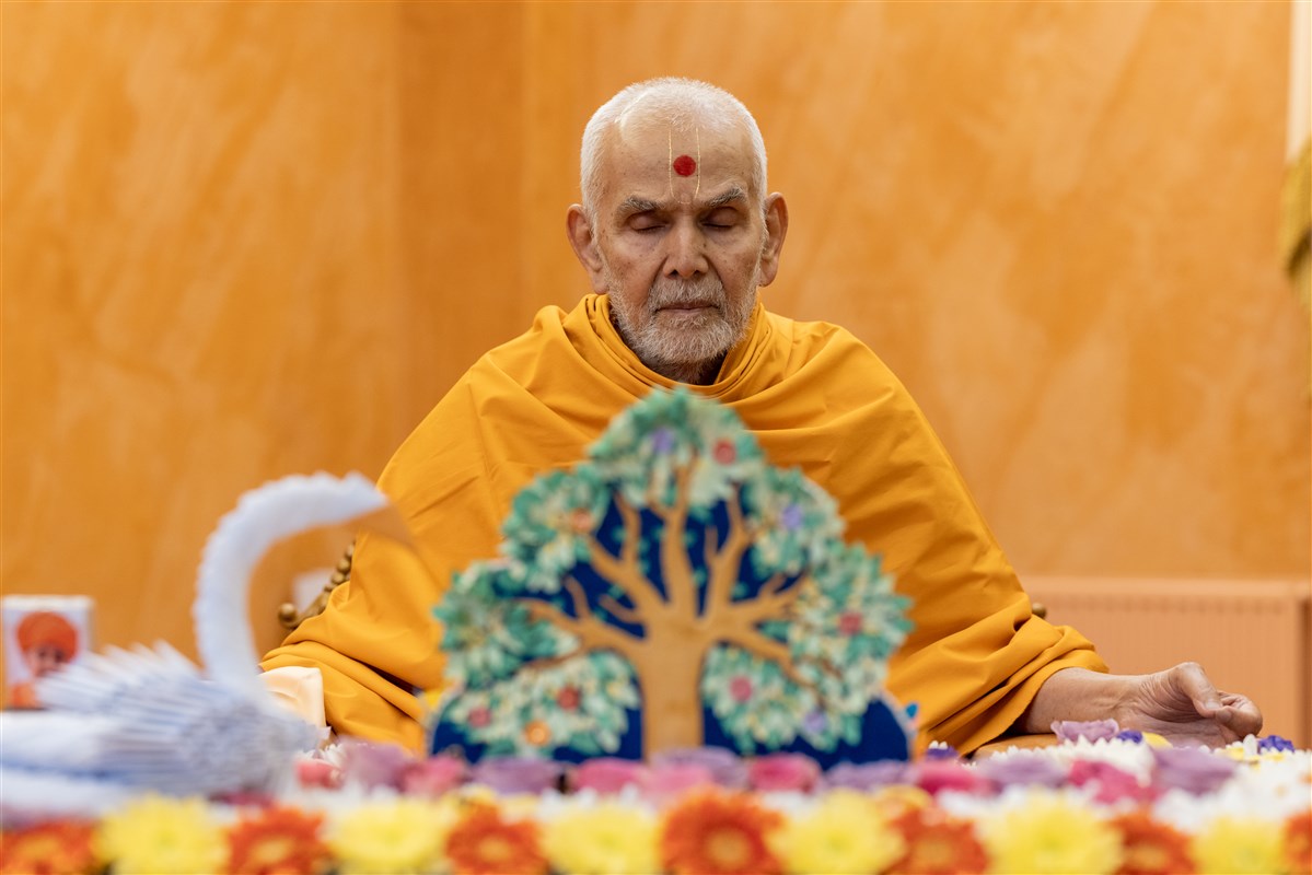 Swamishri engrossed in his morning puja