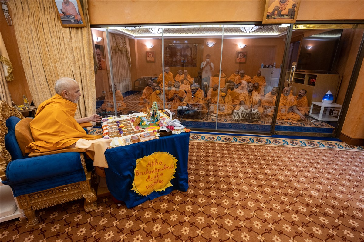 Swamis offer kirtan bhakti in Swamishri's puja