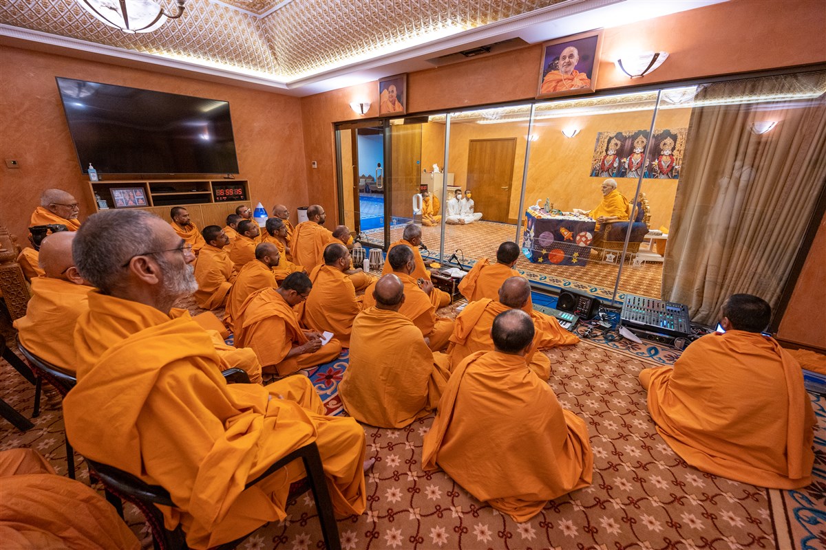 Swamis and sadhaks engrossed in Swamishri's darshan