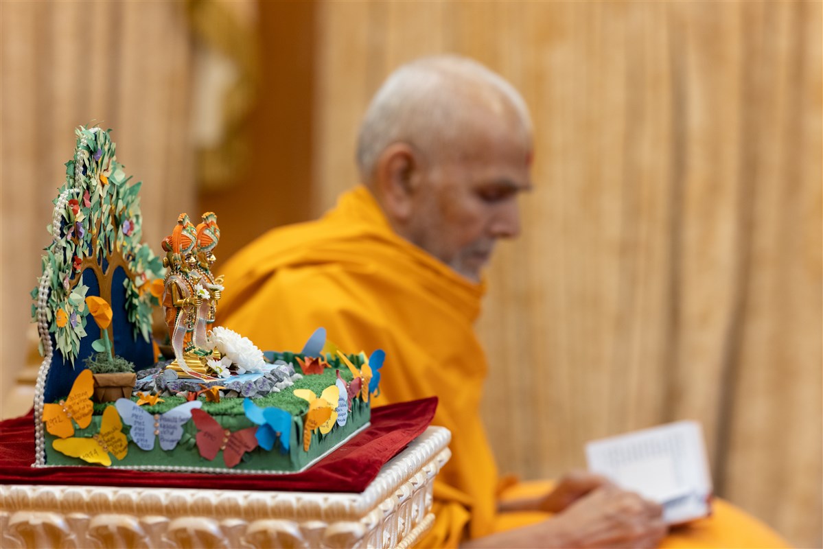 Swamishri engrossed in reading the Shikshapatri and Satsang Diksha