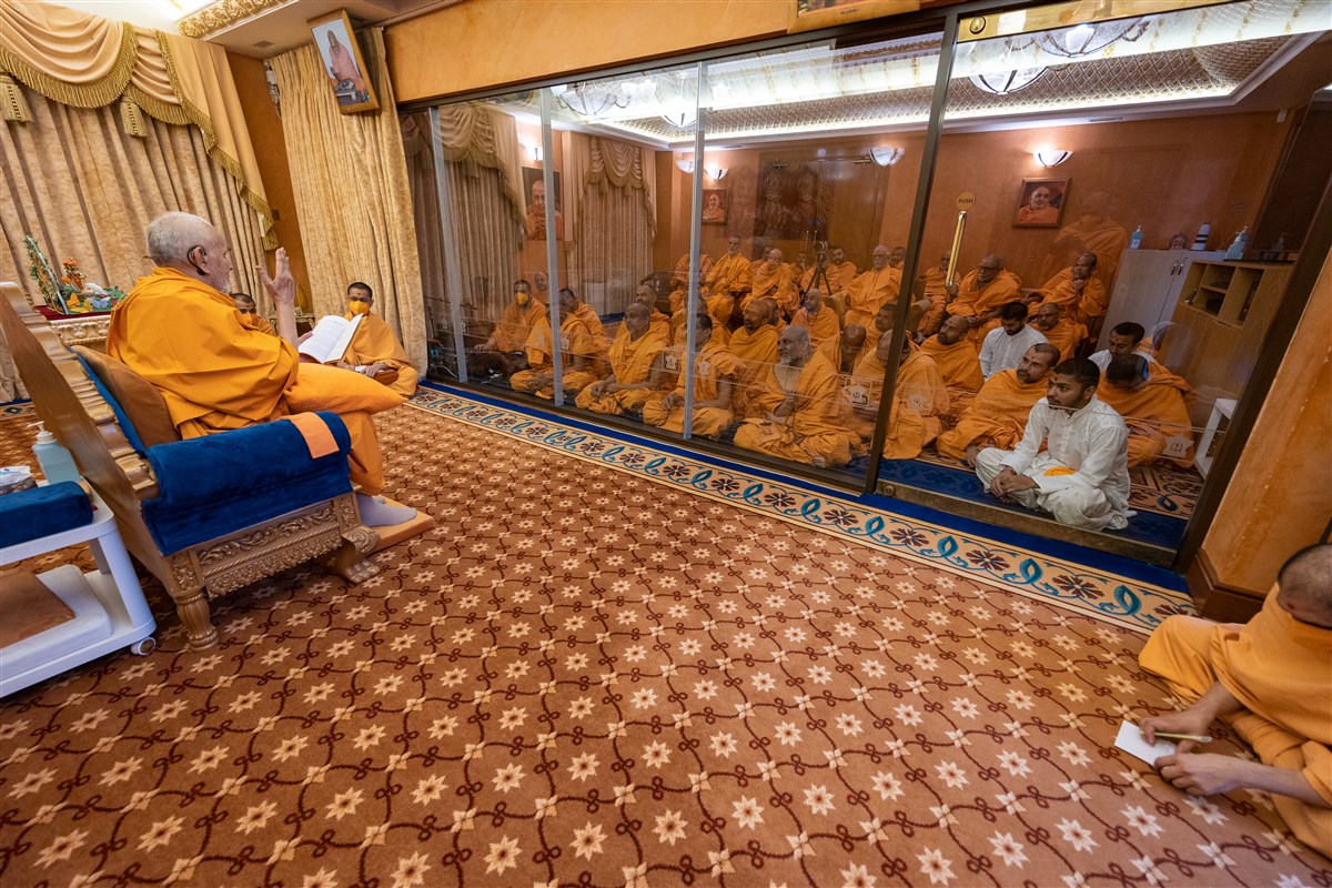Swamishri engrossed in delivering the morning discourse to the swamis and sadhaks