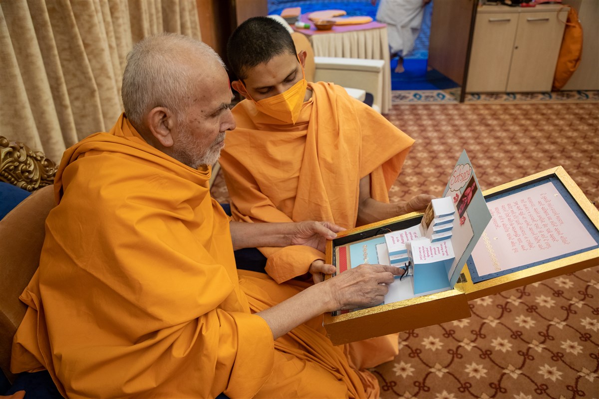 Swamishri blesses a decorative offering from the mahilas