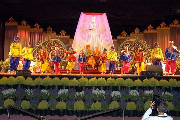 Kishores welcome Swamishri with an energetic dance