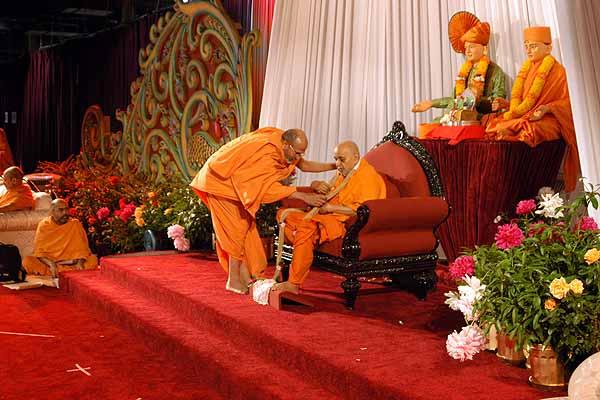 Pujya Yagnavallabh Swami welcomes Swamishri with a garland of sesame seeds
